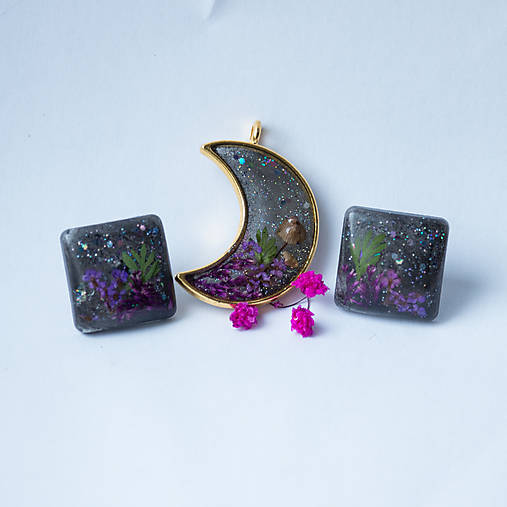 Náušnice - Rozprávkový set zo živice – prívesok mesiac & napichovacie náušnice s hubkou a fialkovými kvietkami - 17954103_