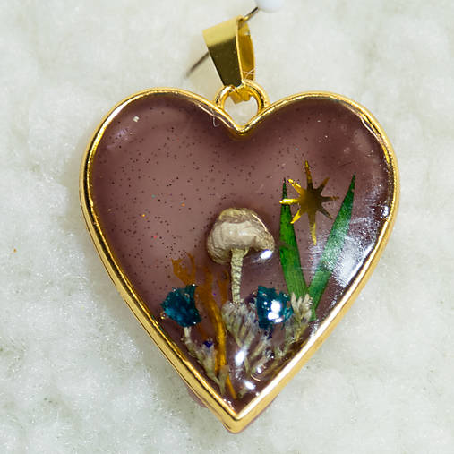 Náhrdelníky - Ručne vyrábaný prívesok zo živice so skutočnými mini hubami a lístkom paprade - 17954197_