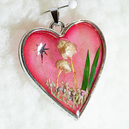 Náhrdelníky - Srdiečkový prívesok zo živice so skutočnými mini hubkami – nežný a jedinečný - 17954228_