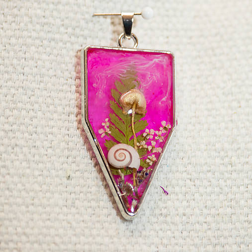 Náhrdelníky - Prívesok zo živice so skutočnou hubou – ručne vyrábaný šperk z prírody - 17954387_