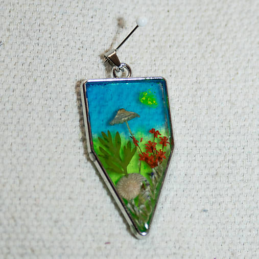 Náhrdelníky - Prívesok zo živice so skutočnou hubou – ručne vyrábaný šperk z prírody - 17954403_