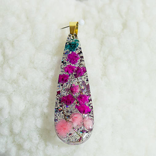 Náhrdelníky - Výrazný prívesok zo živice s trblietkami a fialkovými kvietkami – jedinečný ručne robený šperk - 17955072_