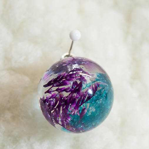 Náhrdelníky - Guľovitý prívesok zo živice s kvetmi – abstraktný, žiarivý a úplne jedinečný - 17955094_