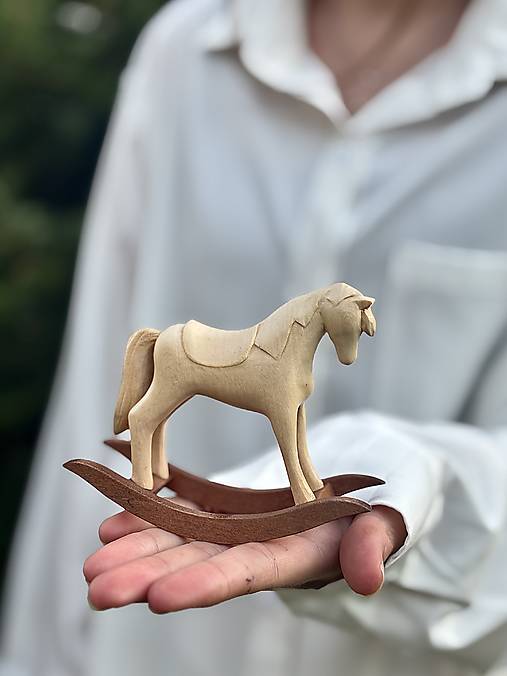 Dekorácie - Drevený hojdací koník  - 17954172_