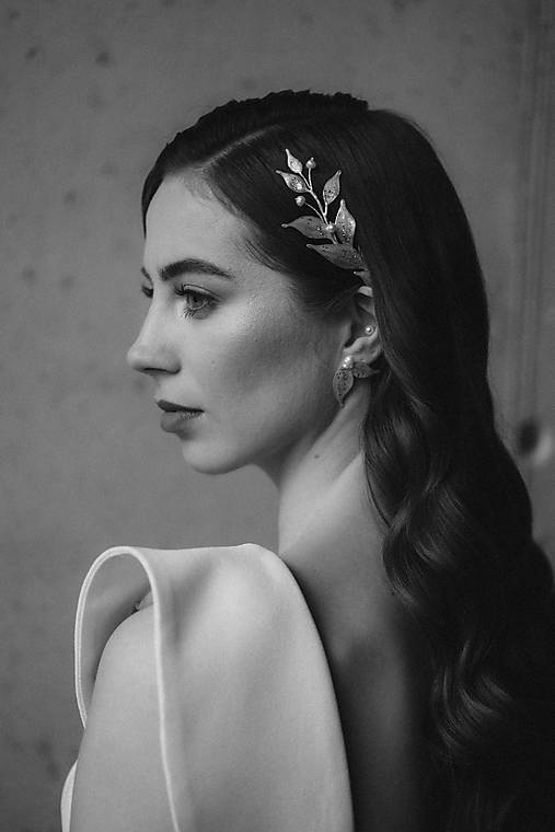 Svadobná aplikácia do vlasov s riečnymi perlami (Zlatá ozdoba do vlasov + náušnice)