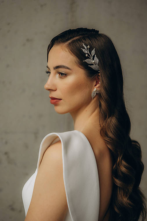 Svadobná aplikácia do vlasov s riečnymi perlami