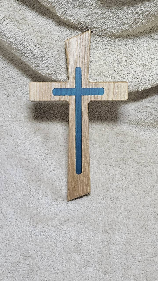 Dekorácie - Drevený svadobný krížik  (Jaseňový krížik- epoxid modrý) - 17956929_