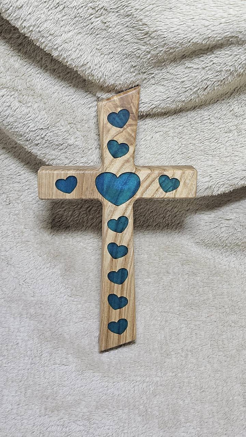Dekorácie - Drevený svadobný krížik  (Jaseňový krížik- epoxid srdiečka) - 17956932_