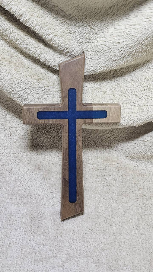 Dekorácie - Drevený svadobný krížik  (Orechový križik - epoxid modrý) - 17956936_