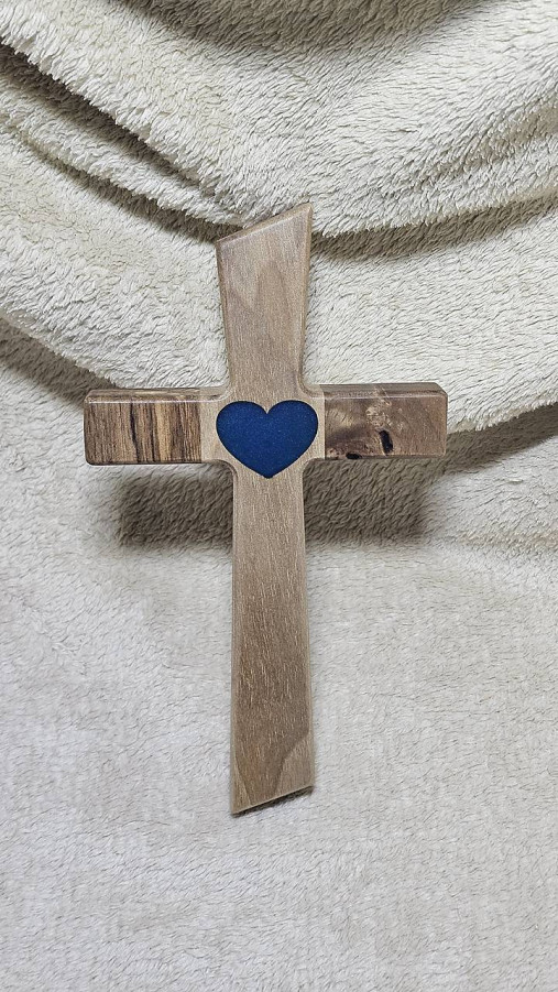 Dekorácie - Drevený svadobný krížik  (Orechový križik - epoxid srdiečko) - 17956938_