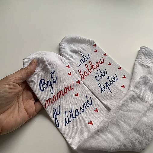 Maľované ponožky pre šťastnú mamu a babku (so srdiečkami)