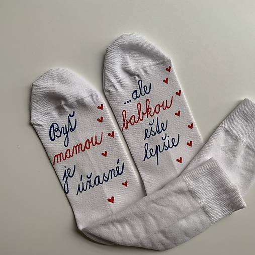 Maľované ponožky pre šťastnú mamu a babku (so srdiečkami)