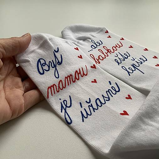 Maľované ponožky pre šťastnú mamu a babku (so srdiečkami)