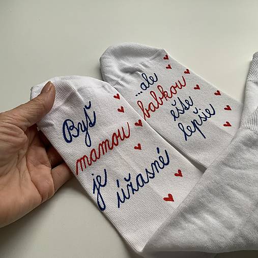 Maľované ponožky pre šťastnú mamu a babku (so srdiečkami)