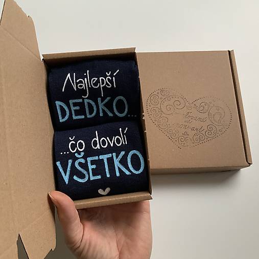 Maľované ponožky s nápisom: "Najlepší dedko, čo dovolí všetko" (tmavomodré)
