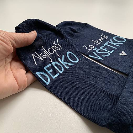 Maľované ponožky s nápisom: "Najlepší dedko, čo dovolí všetko" (tmavomodré)