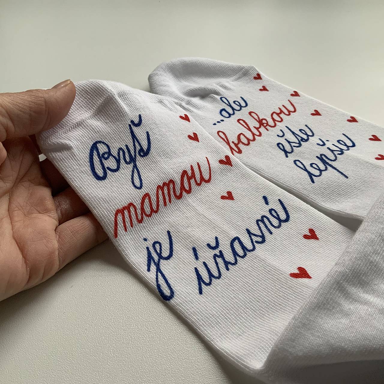 Maľované ponožky pre šťastnú mamu a babku (so srdiečkami)