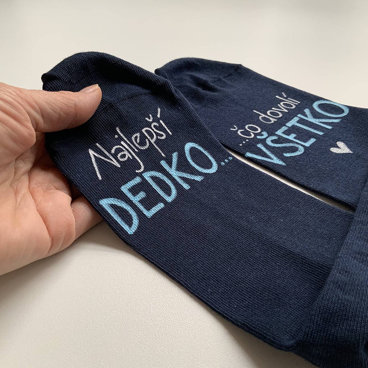 Maľované ponožky s nápisom: "Najlepší dedko, čo dovolí všetko" (tmavomodré)