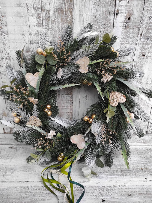 Dekorácie - Vianočný veniec z umelej 3D čečiny -Zlatá láskavá zima - 17956647_