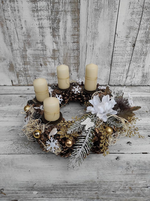 Dekorácie - Adventný šiškový veniec na Vianoce zlatý mix, 30 cm - 17956768_