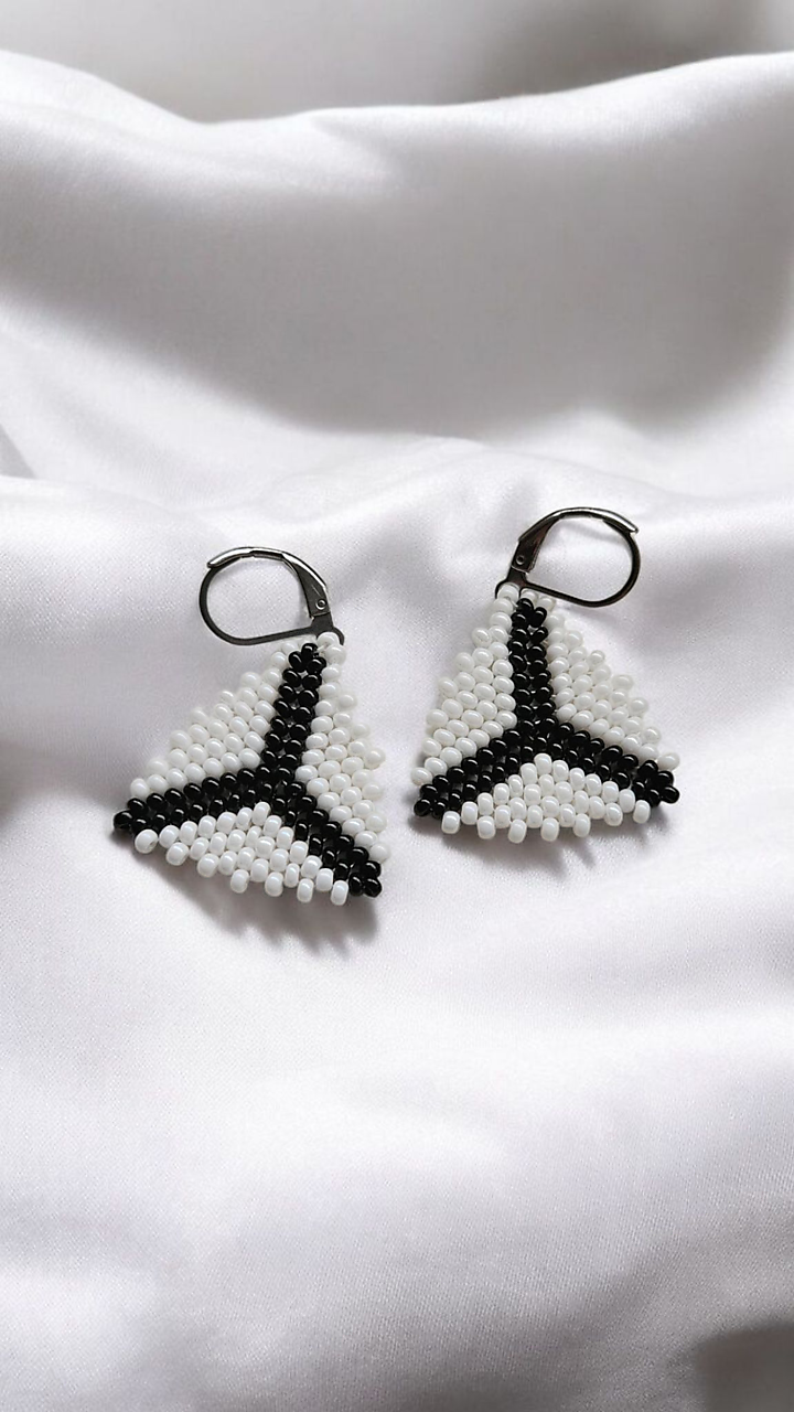 Bielo - čierne náušnice