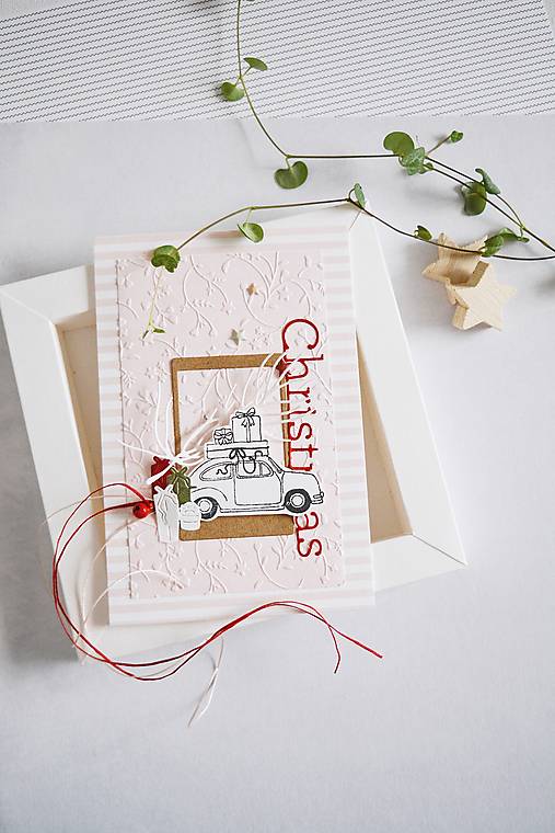 Papiernictvo - Vianočný pozdrav - auto s darčekmi - 17960715_