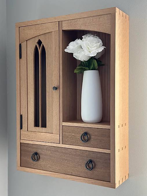 Nábytok - Závesná skrinka s vyrezávanými dvierkami - 17958471_