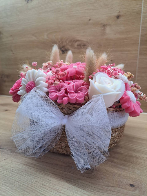 Kytica v prírodnom košíku s mašľou