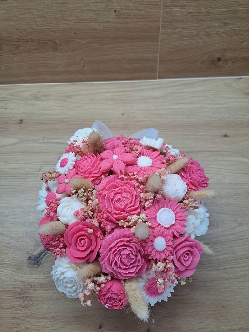 Kytica v prírodnom košíku s mašľou