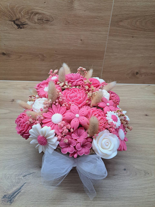 Kytica v prírodnom košíku s mašľou