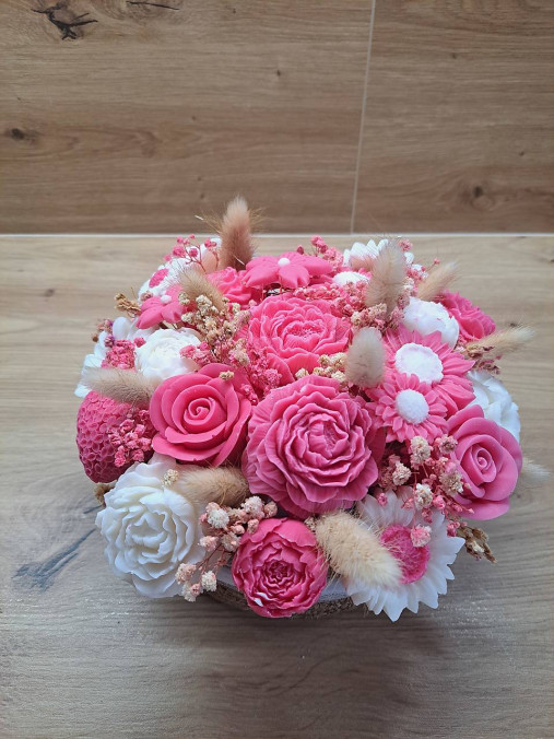 Kytica v prírodnom košíku s mašľou