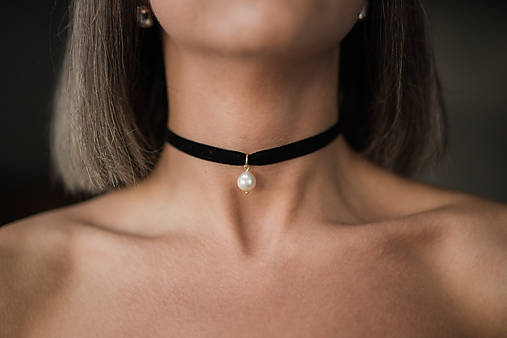 Náhrdelníky - Zamatový choker so sladkovodnou perlou Edison - 17958356_