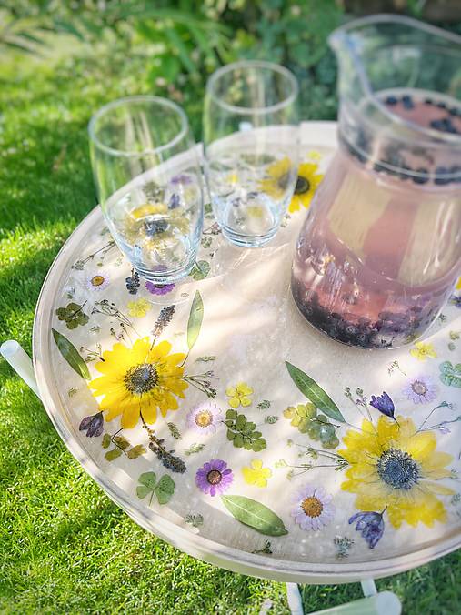 Nádoby - Drevený podnos zo živice s kvetmi “Krásenky” - 17958028_