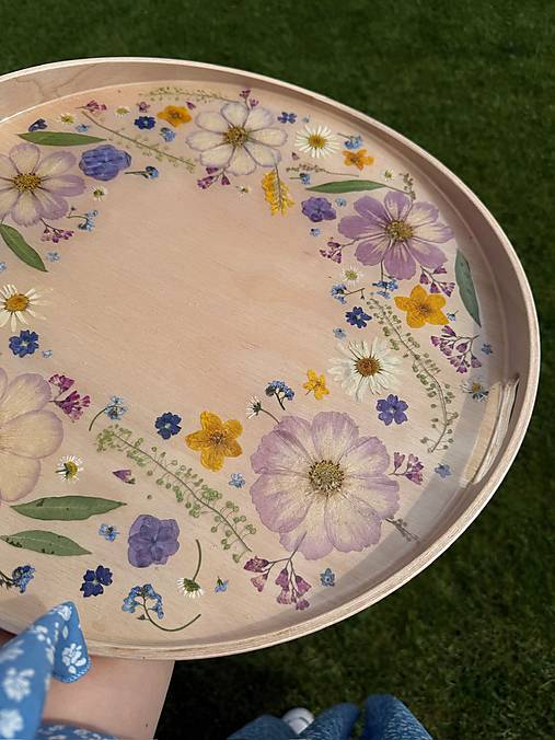 Nádoby - Drevený podnos zo živice s kvetmi “Krásenky” (Pestrofarebná) - 17958036_