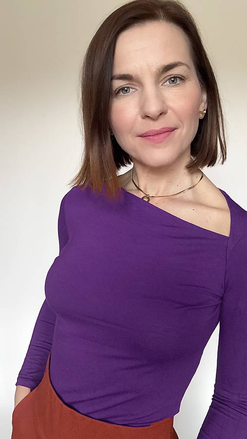 Tričko s asymetrickým výstrihom Chic