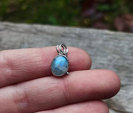 Strieborný Prívesok s Dúhovým Mesačným Kameňom