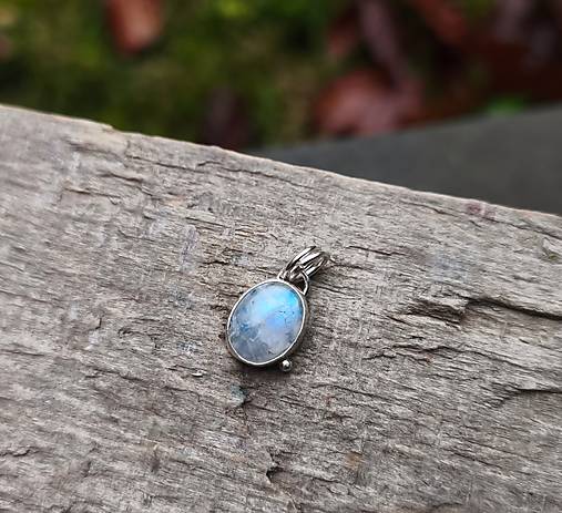Strieborný Prívesok s Dúhovým Mesačným Kameňom