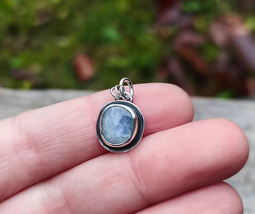 Strieborný Prívesok s Dúhovým Mesačným Kameňom