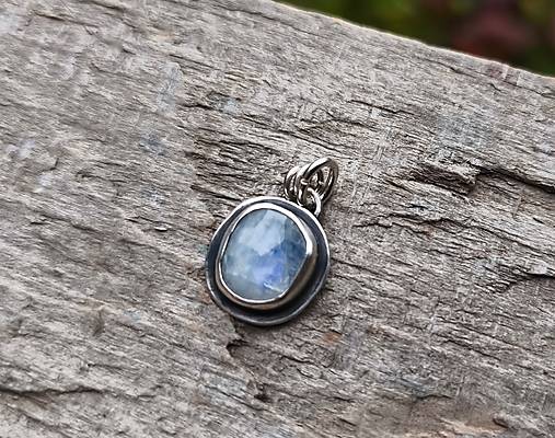 Strieborný Prívesok s Dúhovým Mesačným Kameňom