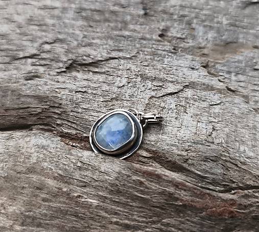 Strieborný Prívesok s Dúhovým Mesačným Kameňom