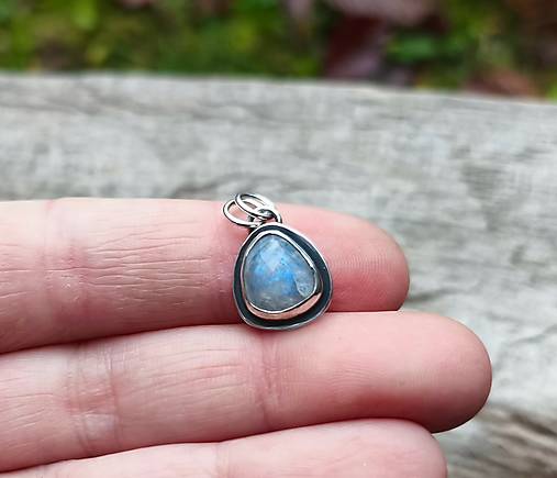 Strieborný Prívesok s Dúhovým Mesačným Kameňom