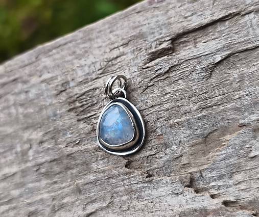 Strieborný Prívesok s Dúhovým Mesačným Kameňom