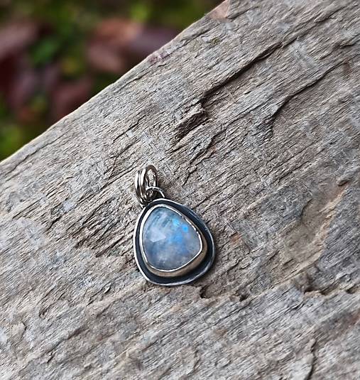 Strieborný Prívesok s Dúhovým Mesačným Kameňom