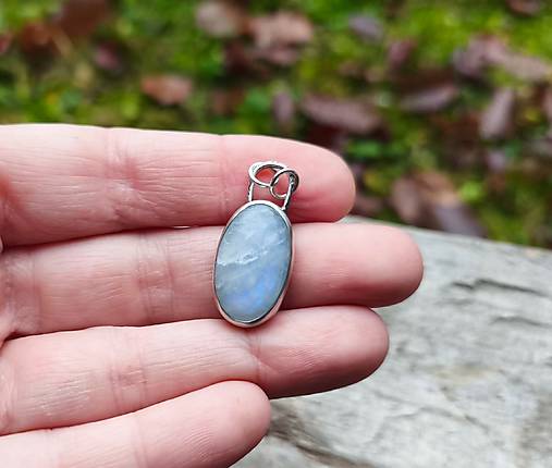 Strieborný Prívesok s Dúhovým Mesačným Kameňom