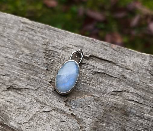 Strieborný Prívesok s Dúhovým Mesačným Kameňom