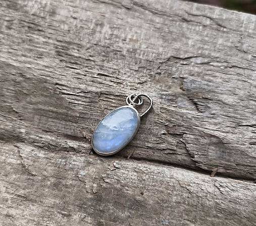 Strieborný Prívesok s Dúhovým Mesačným Kameňom