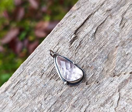 Strieborný Prívesok s Kunzitom