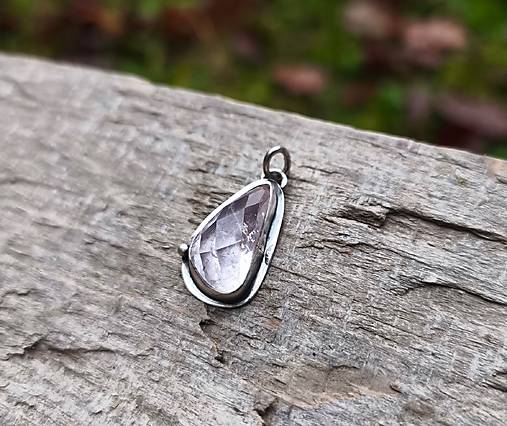 Strieborný Prívesok s Kunzitom