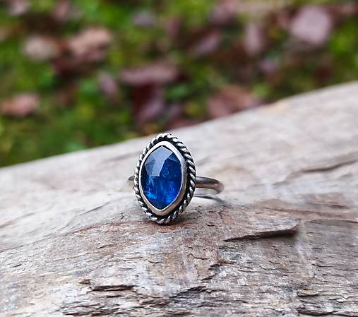 Strieborný Prsteň s Kyanitom