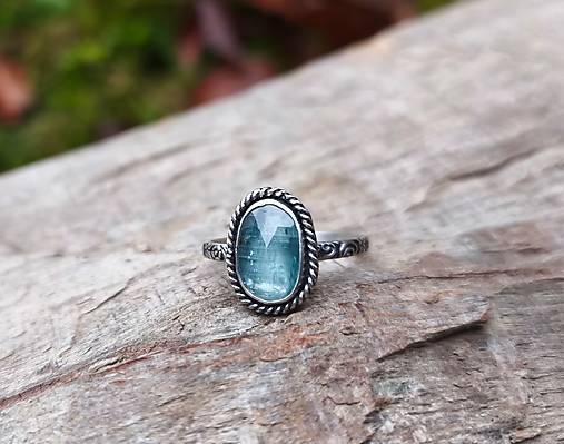 Strieborný Prsteň s Kyanitom